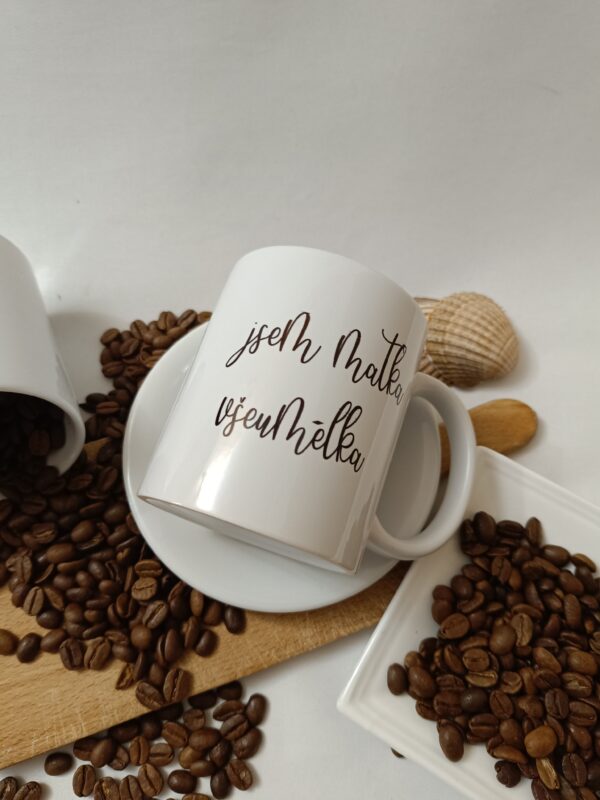 hrnek s potiskem - jsem matka všeumělka