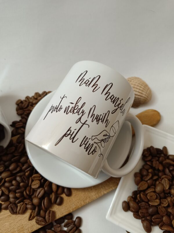 hrnek s potiskem - mam manžela proto někdy piju víno