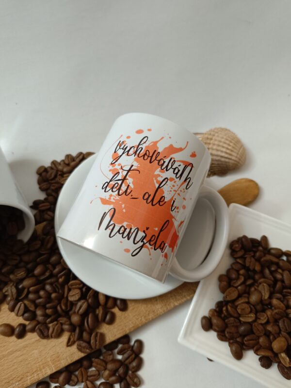 hrnek s potiskem - vychovávám děti, i manžel