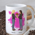 hrnek s potiskem dvou žen a květinou