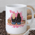 hrnek s potiskem dvou žen na pikniku