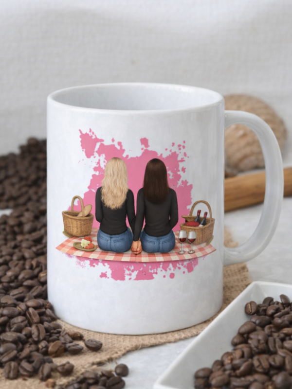 hrnek s potiskem dvou žen na pikniku