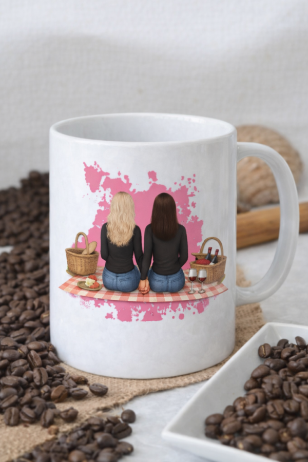 hrnek s potiskem dvou žen na pikniku